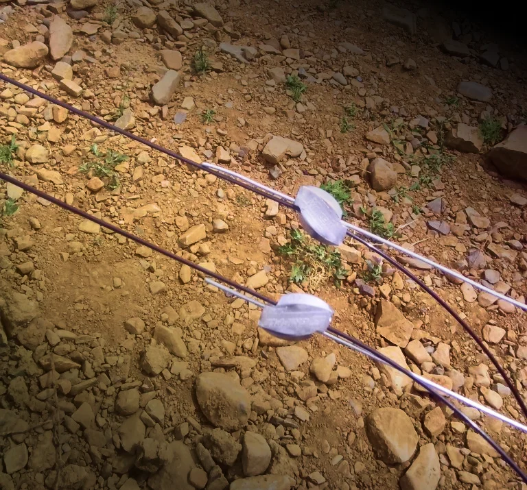 AGROPET-Kabel mit Gripple und Clips auf dem Gelände verbunden
