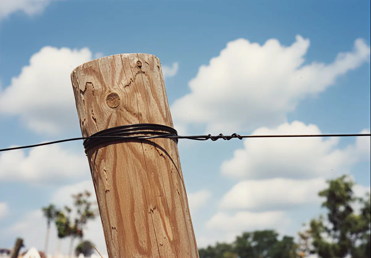 AGROPET-Kabel an einem Pfosten geknüpft, witterungsbeständig