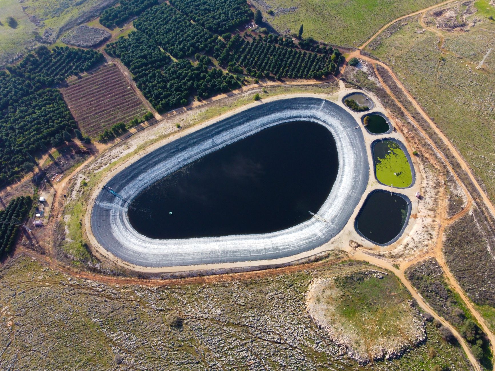 Instalación de cuerda de poliéster AGROPET en reservorio de riego en Boyacá